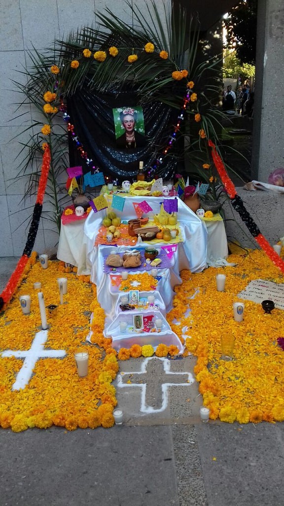 altar-of-iconic-mexican-artist-frida-kahlo-by-rosa-irene-aranda-hernandez