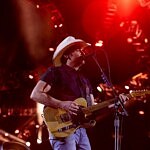 Brad Paisley Gave Fans Fist Bumps, Selfies and Great Country Show