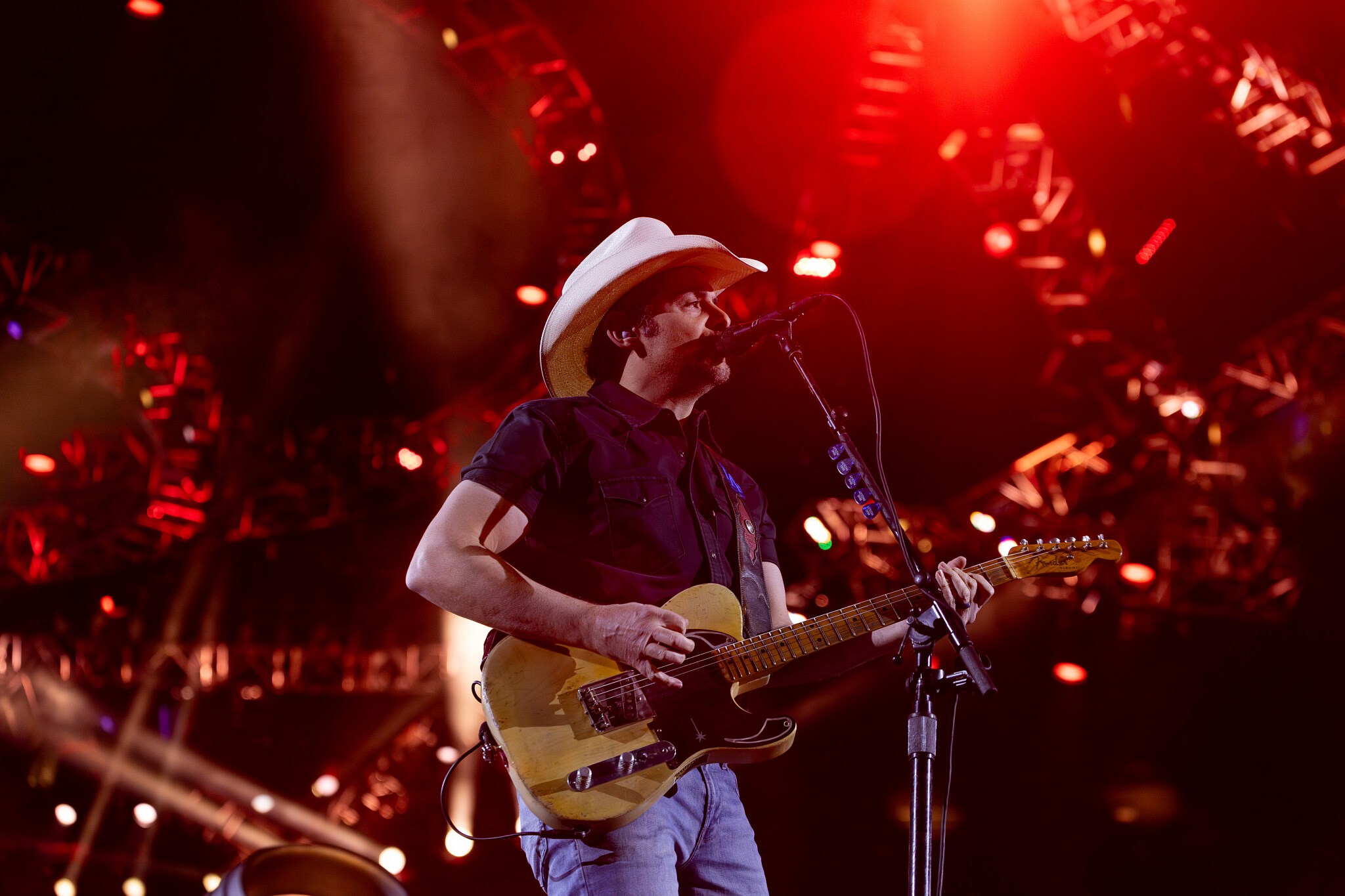 Brad Paisley Gave Fans Fist Bumps, Selfies and Great Country Show